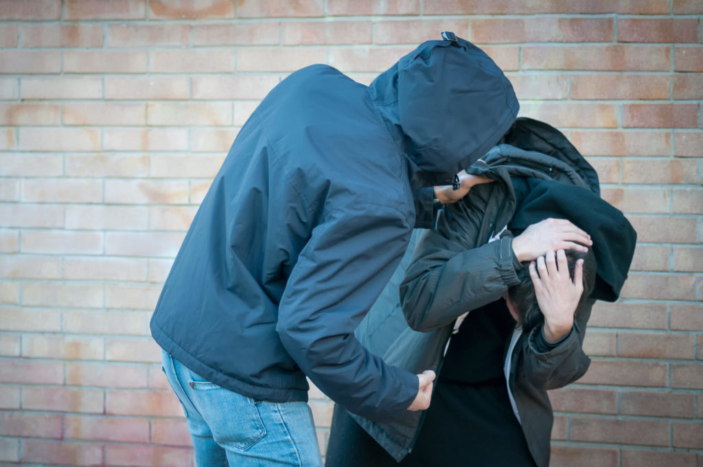 Scène d'intimidation, d'agression et de violence entre deux jeunes hommes adultes