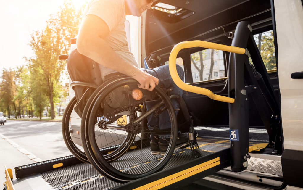 un homme paraplégique dans un fauteuil roulant